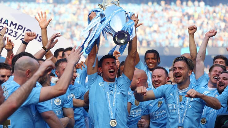 מעלה חשש לאובדן מתח ועניין. שחקני סיטי חוגגים עוד אליפות (צילום: REUTERS/Molly Darlington ) סיטי מניפה את האליפות