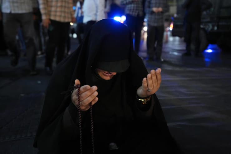 איראן מתפללים לשלום ה נשיא איברהים ראיסי התרסקות מסוק
