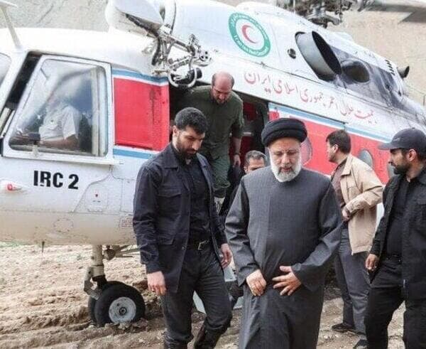 תמונת ***ארכיון*** נשיא איראן איברהים ראיסי יורד מ מסוק