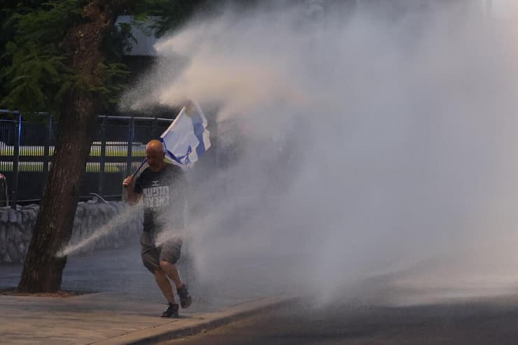 המשטרה מנסה לפזר את המפגינים