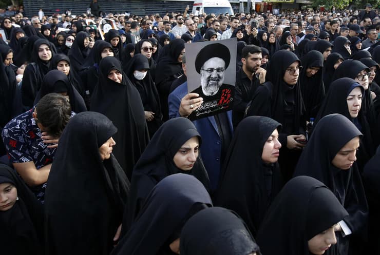 מתאבלים על מותו של איברהים ראיסי נשיא איראן ב טהרן