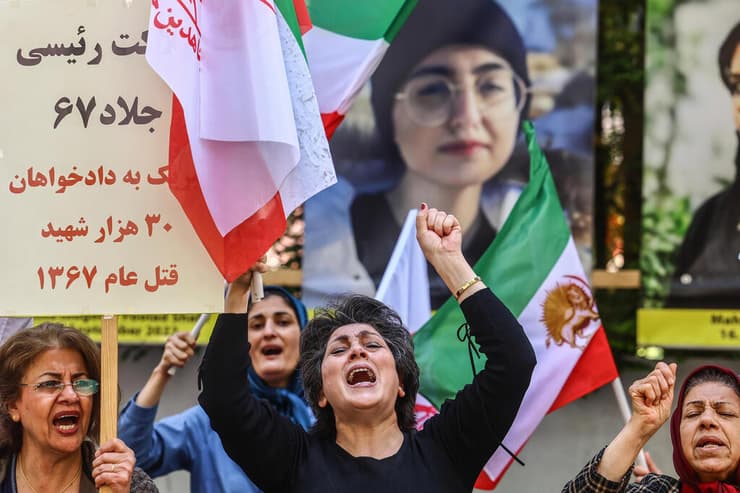 מתנגדי משטר איראני חוגגים את מותו של הנשיא איברהים ראיסי מול שגרירות איראן ב ברלין