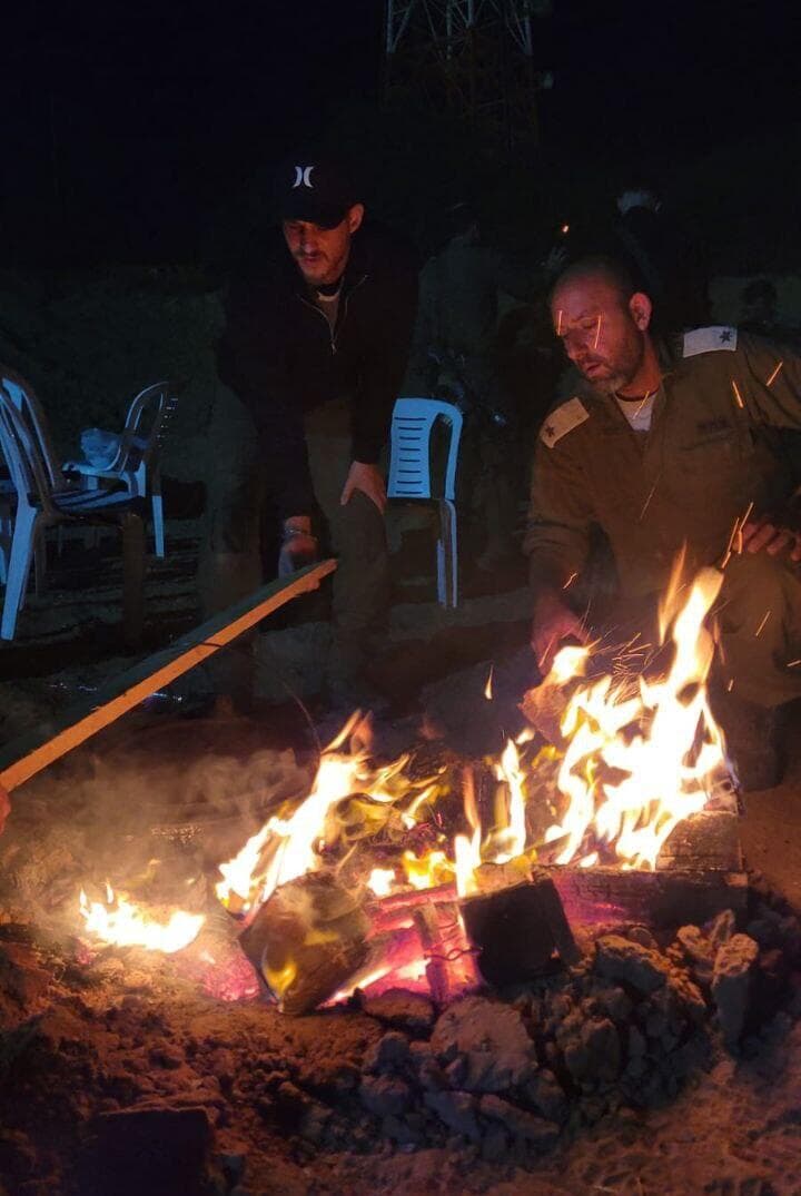 רס"ן (במיל') יאיר טיקטין במדורה שהוא וחבריו למילואים עשו במחנה יפתח ליד זיקים