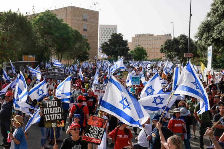 מפגינים קוראים לבחירות מחוץ לכנסת