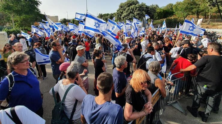 מפגינים קוראים לבחירות מחוץ לכנסת