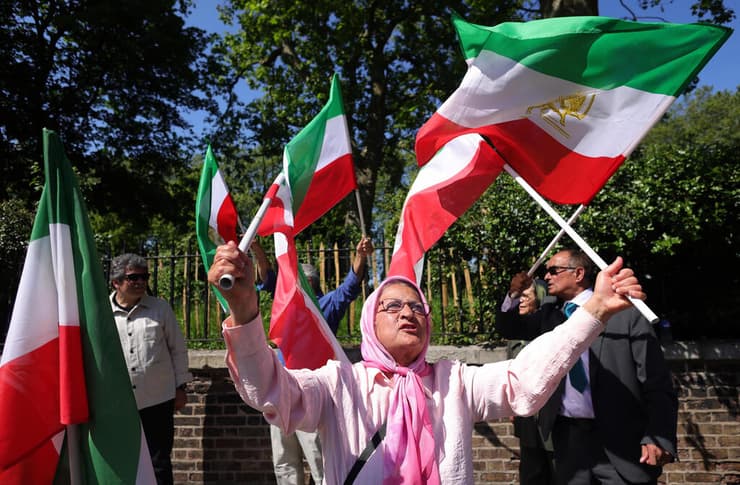 מתנגדי משטר איראני חוגגים את מותו של הנשיא איברהים ראיסי מול שגרירות איראן ב לונדון