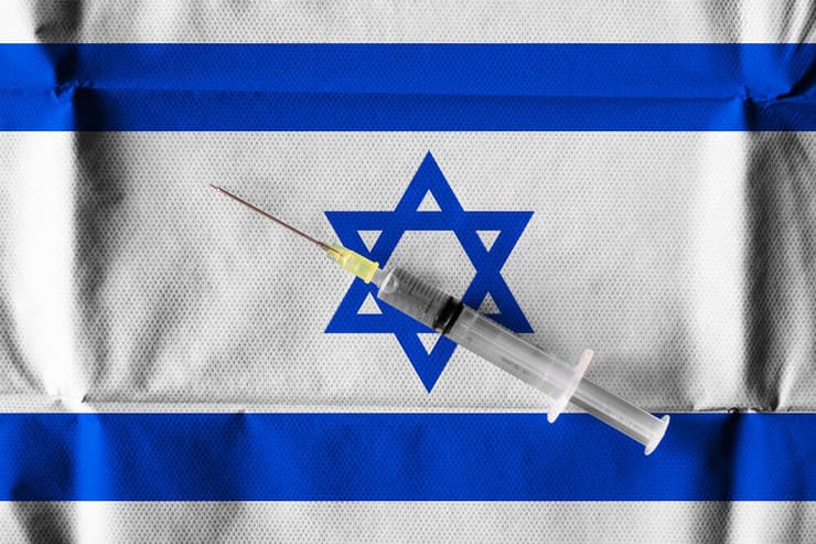 חיסון נגד קורונה על רקע דגל ישראל