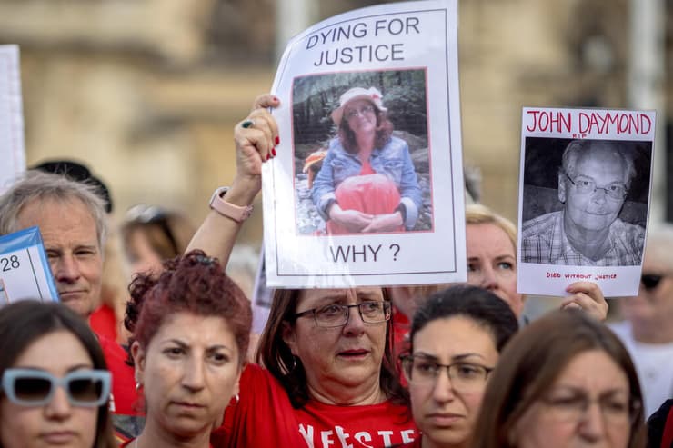  הפגנה משפחות של קורבנות פרשת הדם המזוהם בלונדון