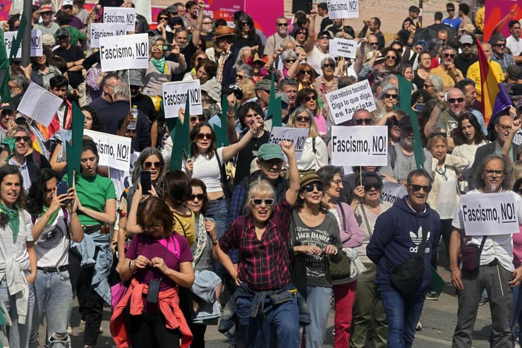 ספרד מפגינים נגד כנס ימין קיצוני של מפלגת Vox מדריד
