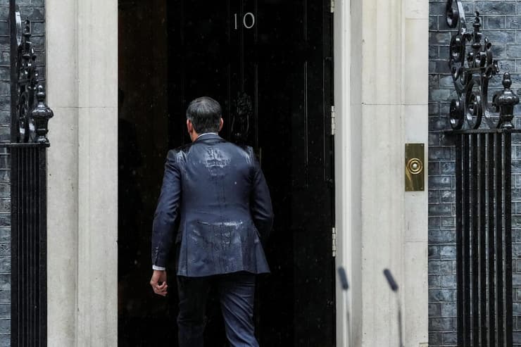 ראש ממשלת בריטניה רישי סונאק מכריז על בחירות מחוץ ל דאונינג 10