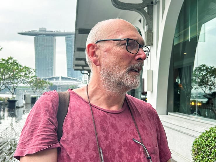 סינגפור אזרח בריטי אנדרו דייוויס היה על טיסת המערבולת של סינגפור איירליינס מ לונדון