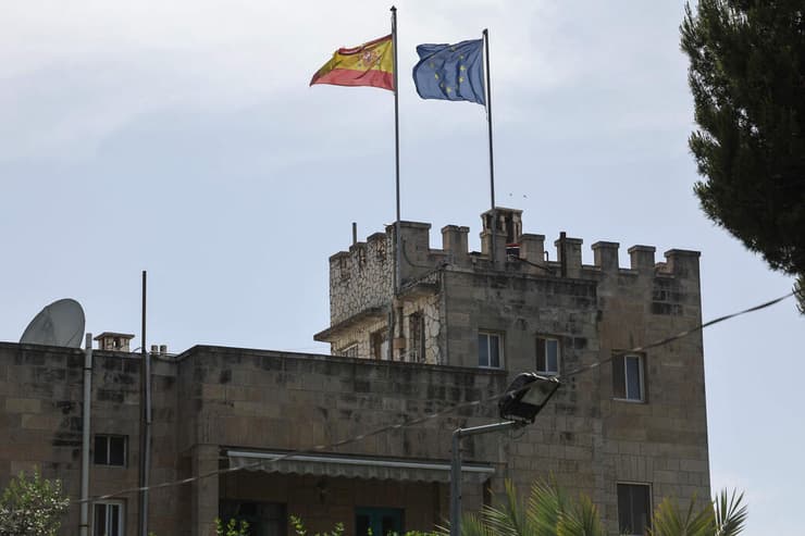 דגל ספרד והאיחוד האירופי על בניין הקונסוליה בשייח ג'ראח מזרח ירושלים