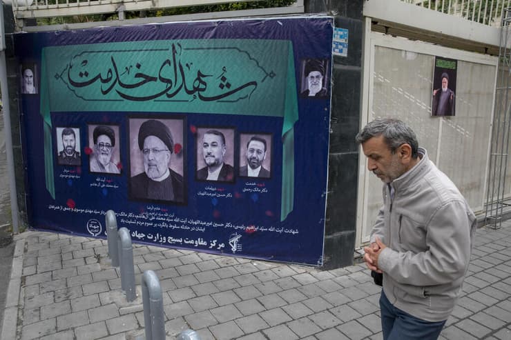איראן טהרן כרזות ענק לזכר ה נשיא איברהים ראיסי ש נהרג ב התרסקות מסוק