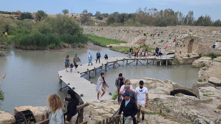 מטיילים בשמורת נחל תנינים