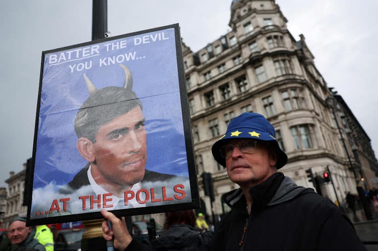 מפגין נגד ראש ממשלת בריטניה רישי סונאק ב לונדון