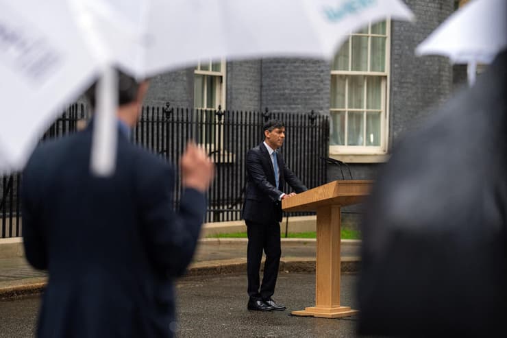 ראש ממשלת בריטניה רישי סונאק מכריז על בחירות מחוץ ל דאונינג 10