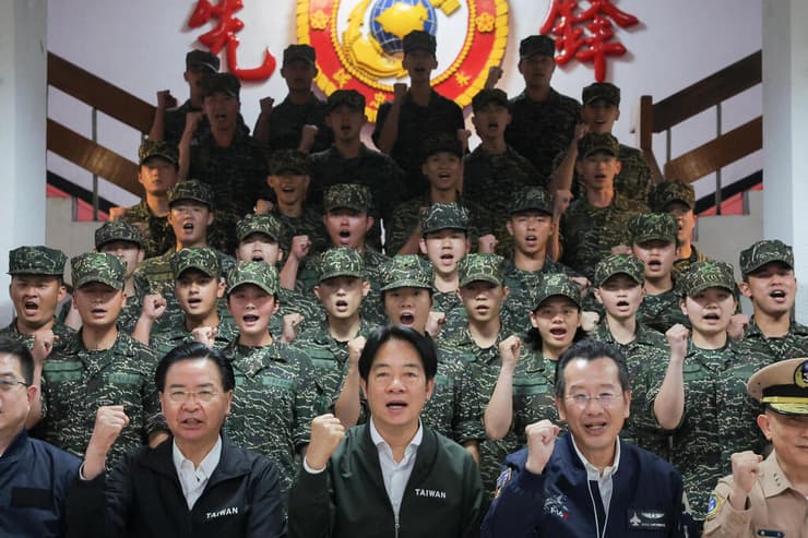 נשיא טייוואן לאי צ'ינגדה ( וויליאם לאי )  מבקר בבסיס צבאי בצל תרגיל שבו פתח צבא סין בסמוך לאי