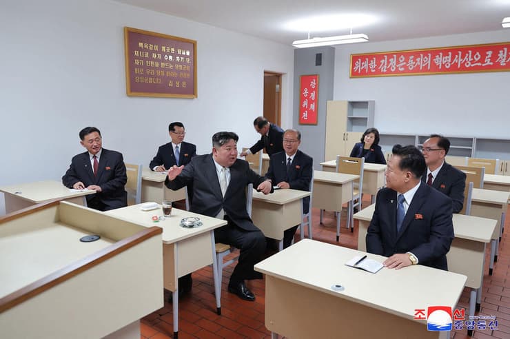 צפון קוריאה קים ג'ונג און צירף את ה דיוקן שלו לזה של אבא וסבא שלו