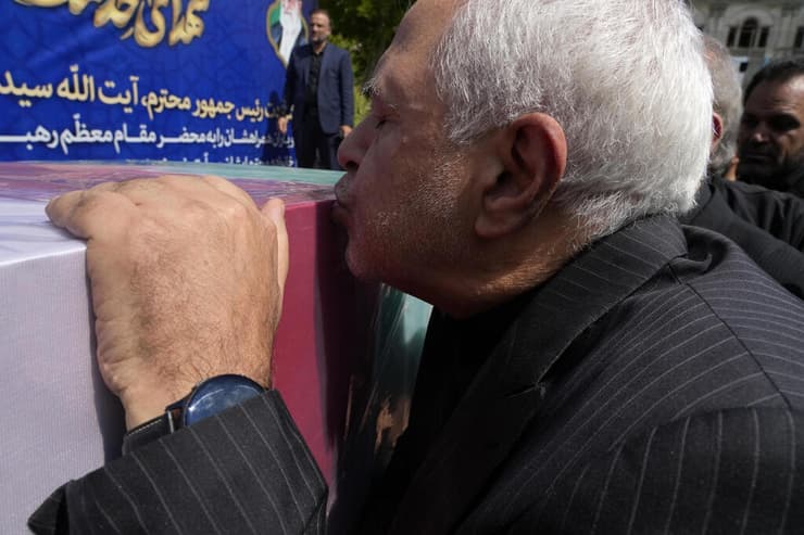 איראן הלוויה  של שר החוץ חוסיין אמיר עבדוללהיאן ב טהרן התרסקות מסוק שר החוץ לשעבר מוחמד ג'וואד זריף מנשק את ארונו