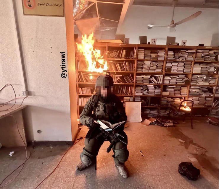 חייל צה"ל שורף ספרים בעזה