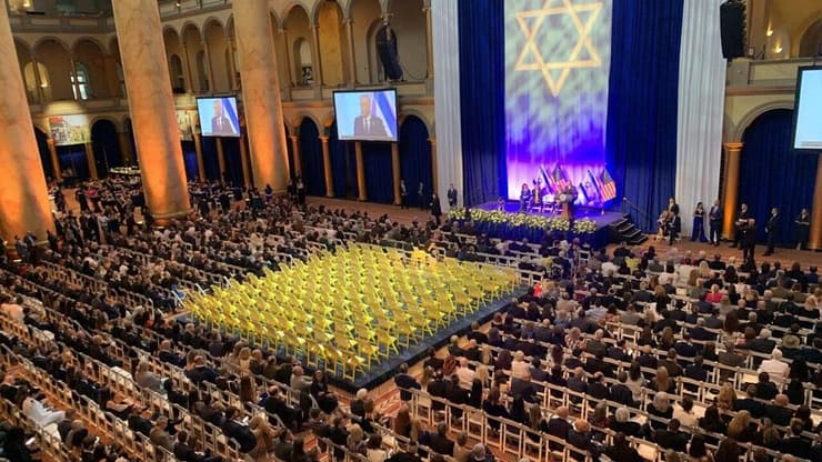 כיסאות צהובים עבור החטופים הושארו בטקס יום העצמאות לישראל בארה"ב