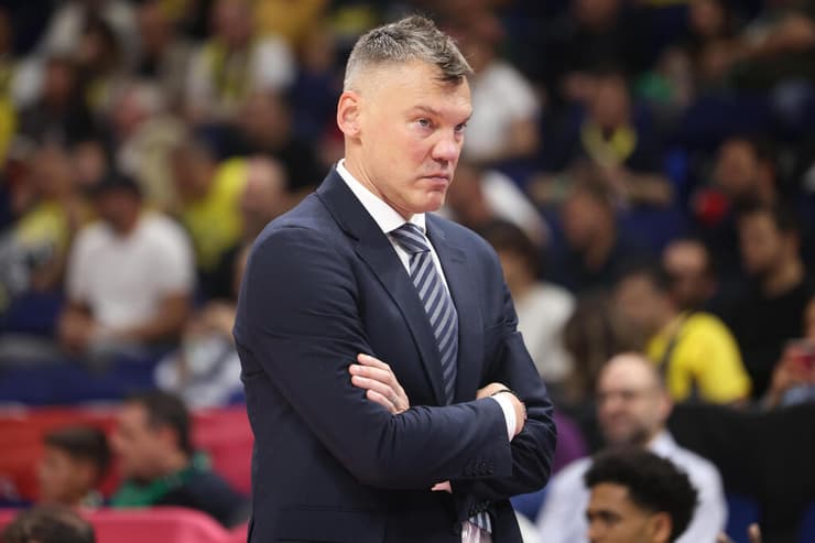 ביום שלישי הוא פוגש את מכבי ת"א. שאראס (Odd ANDERSEN / AFP) מאמן פנרבחצ'ה שרונאס יאסיקביצ'יוס