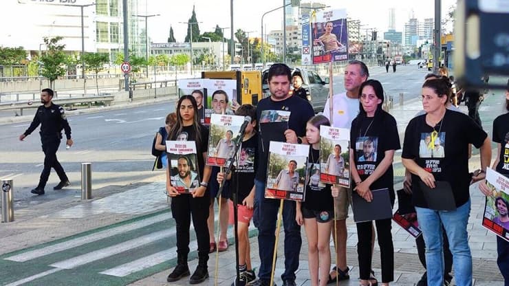 הצהרת משפחות החטופים בשער בגין, הקריה בתל אביב