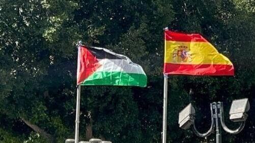 דגלי ספרד נורבגיה ואירלנד מונפים מחוץ לעיריית שכם