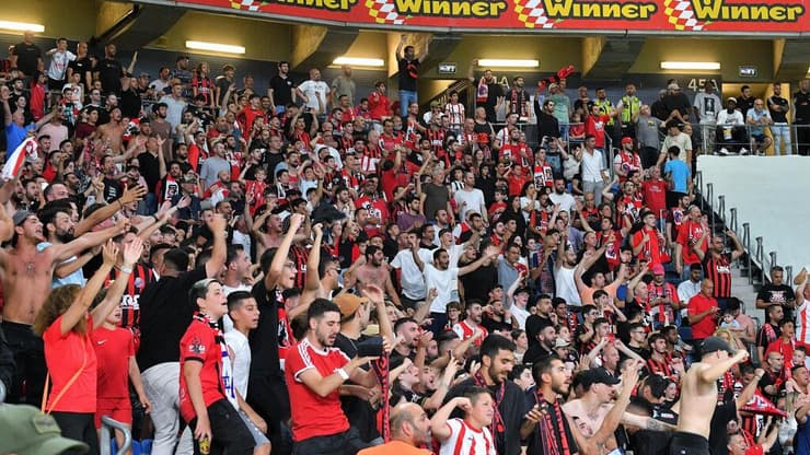 הדרבי של הכרמל יינעל את המחזור 9. אוהדי הפועל חיפה (צילום: ראובן כהן) מכבי חיפה הפועל חיפה