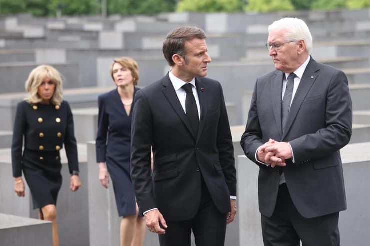 נשיא צרפת עמנואל מקרון ביקור ב אנדרטת ה שואה ב ברלין גרמניה