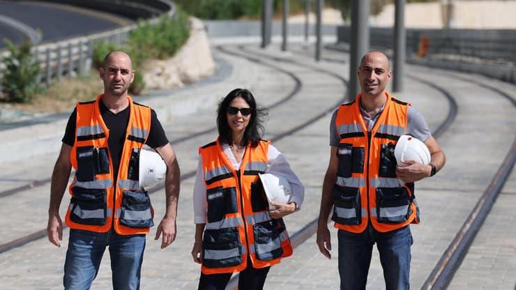 על פסי הרכבת באזור הדסה עין כרם