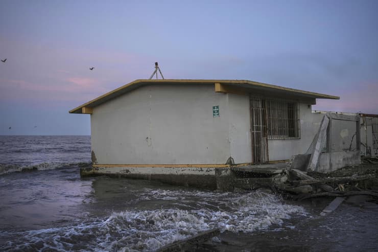 בית הספר היסודי בכפר המקסיקני אל בוסקה, שננטש בגלל עליית פני הים