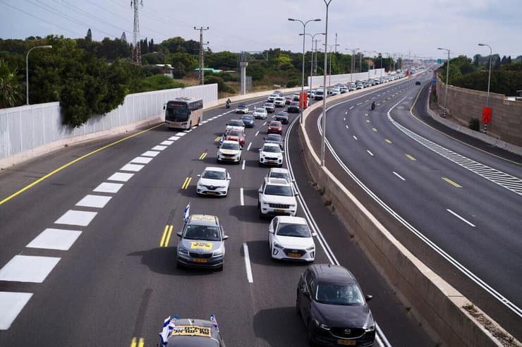 שיירת מחאה "להצלת ישראל" נגד הממשלה, בכביש החוף