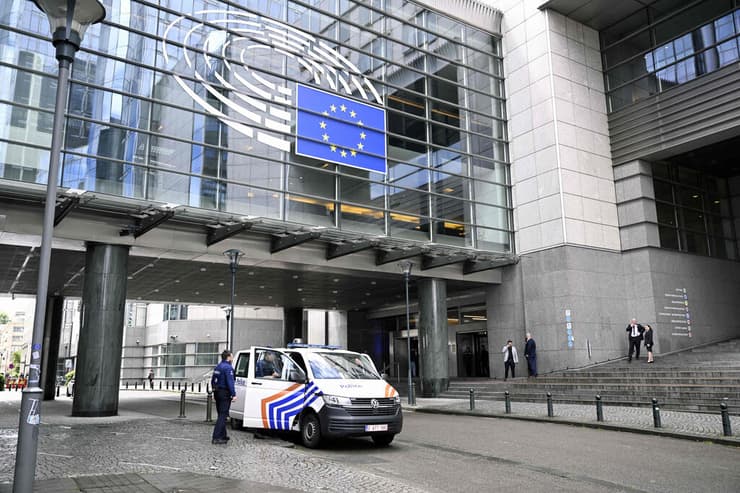משטרה ב מטה הפרלמנט של האיחוד האירופי ב שטרסבורג צרפת פשיטה בצל חקירת פרשת שוחד מצד רוסיה