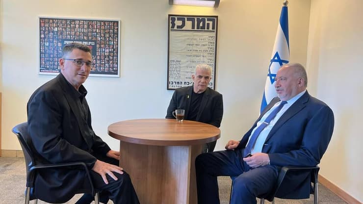 "לפיד אמר לי שרק אני, הוא וליברמן מתאימים להיות ראש ממשלה" פגישת לפיד סער ליברמן בלשכת לפיד