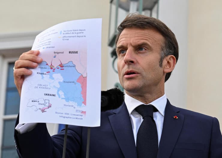 נשיא צרפת עמנואל מקרון במסיבת עיתונאים עם מפה של החזית ב חרקוב מלחמה אוקראינה רוסיה 