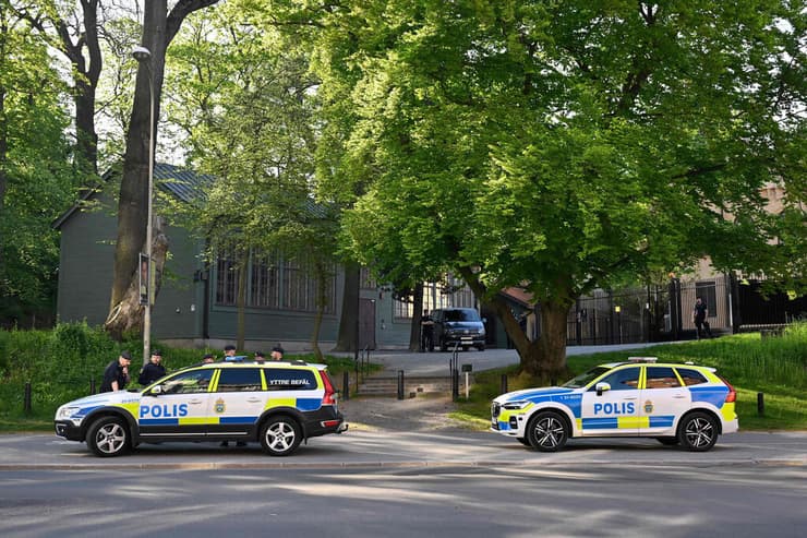 ניידות משטרה ליד שגרירות ישראל בבירת שבדיה שטוקהולם לאחר ירי לעבר השגרירות ב-17 במאי