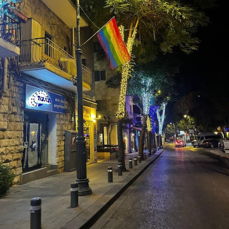 דגלי הגאווה נתלים על ידי עיריית ירושלים לאורך מסלול מצעד הגאווה והסובלנות שיתקיים ביום חמישי הקרוב בירושלים