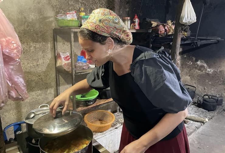 בישול במטבח של המארחת במאי צ'או, ויטנאם