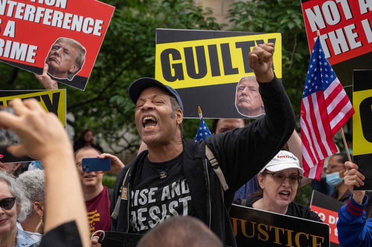 מפגינים נגד דונלד טראמפ חוגגים ב ניו יורק ארה"ב אחרי הרשעתו בפרשת דמי השתיקה ל סטורמי דניאלס