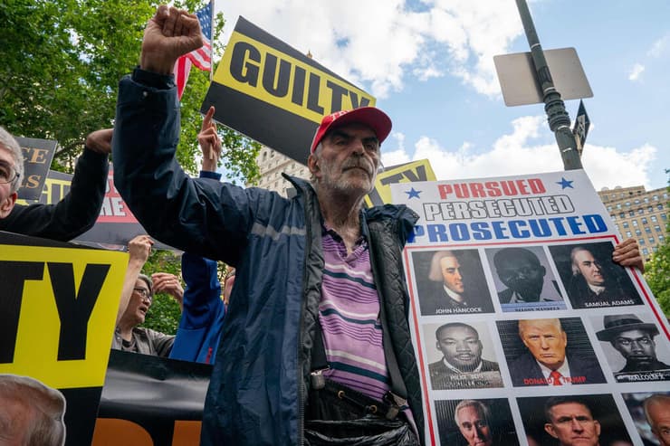 תומכי טראמפ מפגינים מחוץ לבית המשפט ב ניו יורק ארה"ב נגד הרשעתו בפרשת דמי השתיקה ל סטורמי דניאלס
