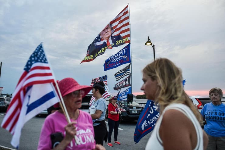 מפגינים בעד טראמפ מחו לאחוזת מאר א-לאגו ב פאלם ביץ' פלורידה ארה"ב אחרי הרשעת הנשיא לשעבר בפרשת דמי השתיקה ל סטורמי דניאלס
