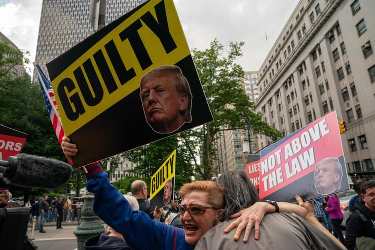 מפגינים נגד דונלד טראמפ חוגגים ב ניו יורק ארה"ב אחרי הרשעתו בפרשת דמי השתיקה ל סטורמי דניאלס