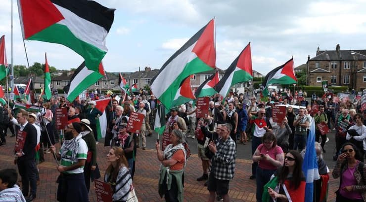 ההפגנה הפרו פלסטינית מחוץ לאצטדיון