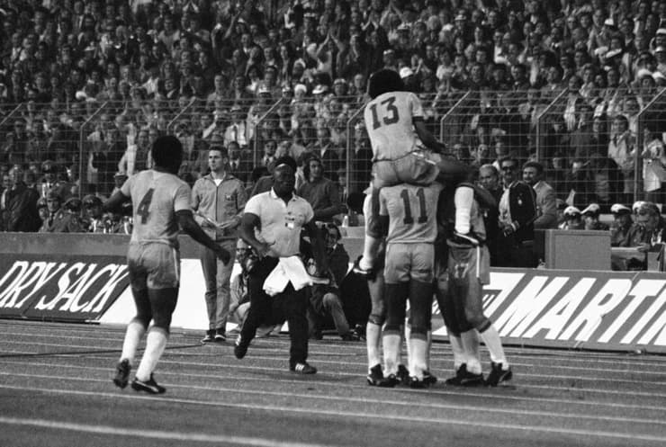 ריבלינו ושחקני נבחרת ברזיל חוגגים מול מזרח גרמניה 