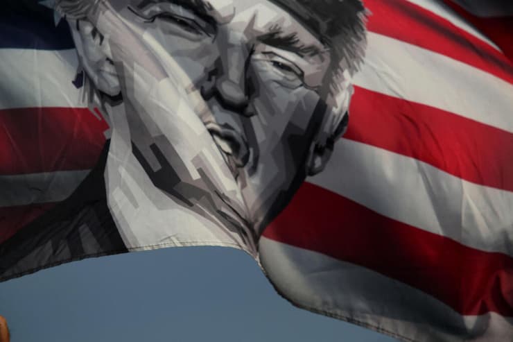 מפגינים בעד טראמפ מחו לאחוזת מאר א-לאגו ב פאלם ביץ' פלורידה ארה"ב אחרי הרשעת הנשיא לשעבר בפרשת דמי השתיקה ל סטורמי דניאלס