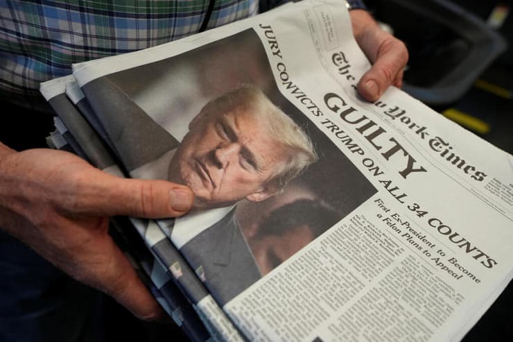 עיתונים עיתון ב ניו יור עם הכותרת על הרשעת נשיא ארה"ב דונלד טראמפ במשפט דמי השתיקה ל סטורמי דניאלס