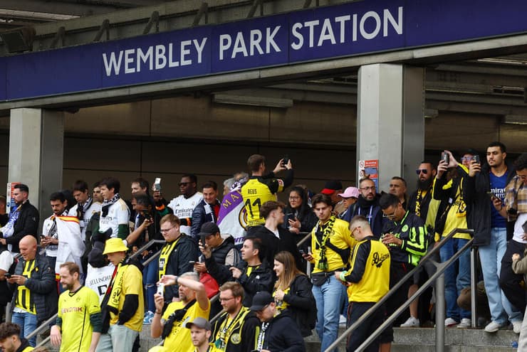 אוהדים באצטדיון 