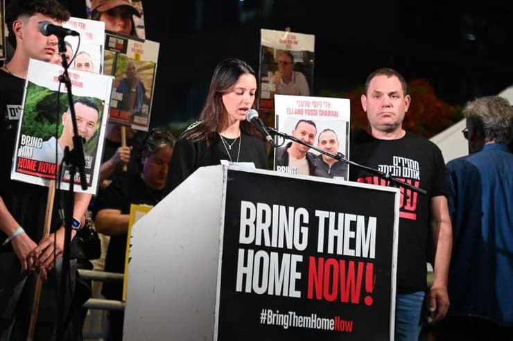 יובל שרעבי בעצרת להחזרת החטופים בכיכר