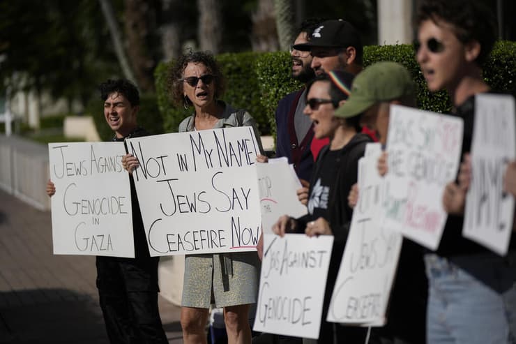 מפגינים יהודים בפלורידה קוראים להפסקת אש ומתנגדים למה שהם מכנים "רצח עם" בעזה, ימים ספורים אחרי טבח 7 באוקטובר